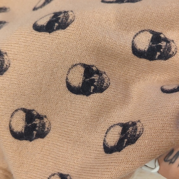 Skull cashmere sweater with skulls! - Picture 6 of 8